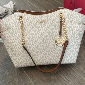 Michael Kors handbag fancy and spacious brand new, just sitting in my closet
